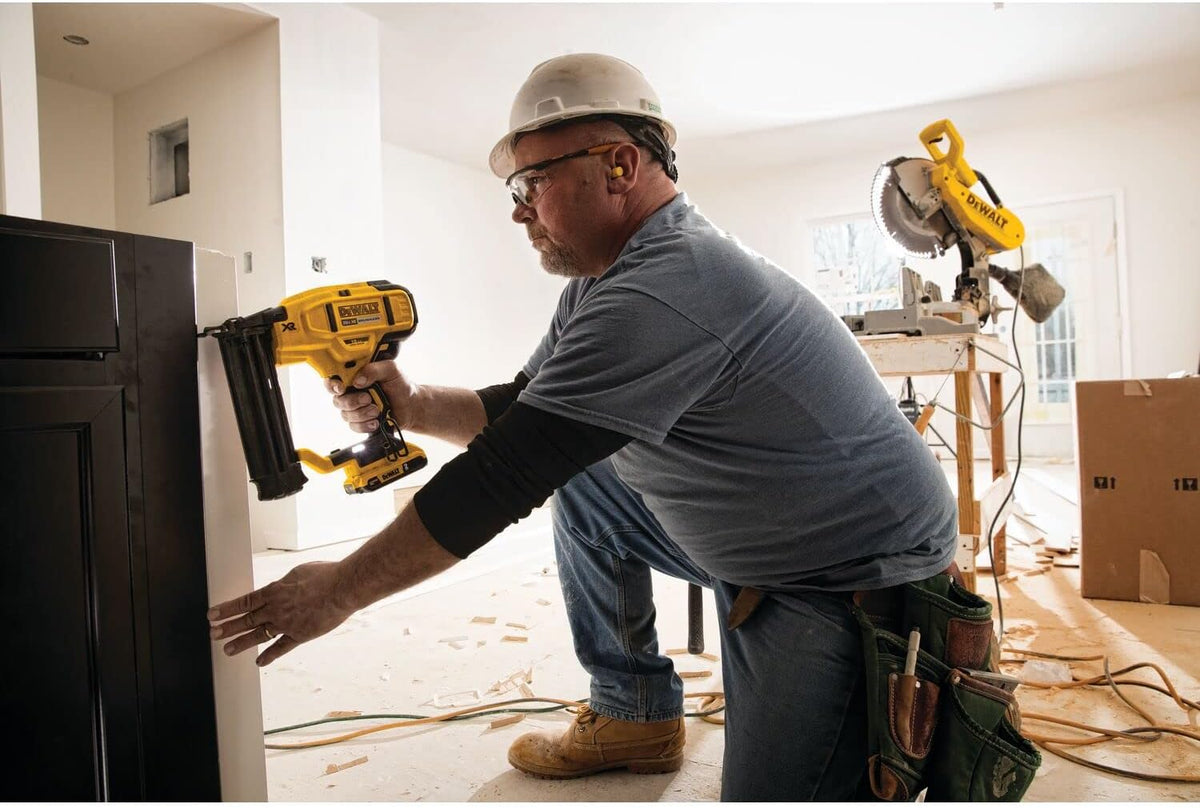 20V MAX* Cordless Brad Nailer Kit, 18GA Q645210